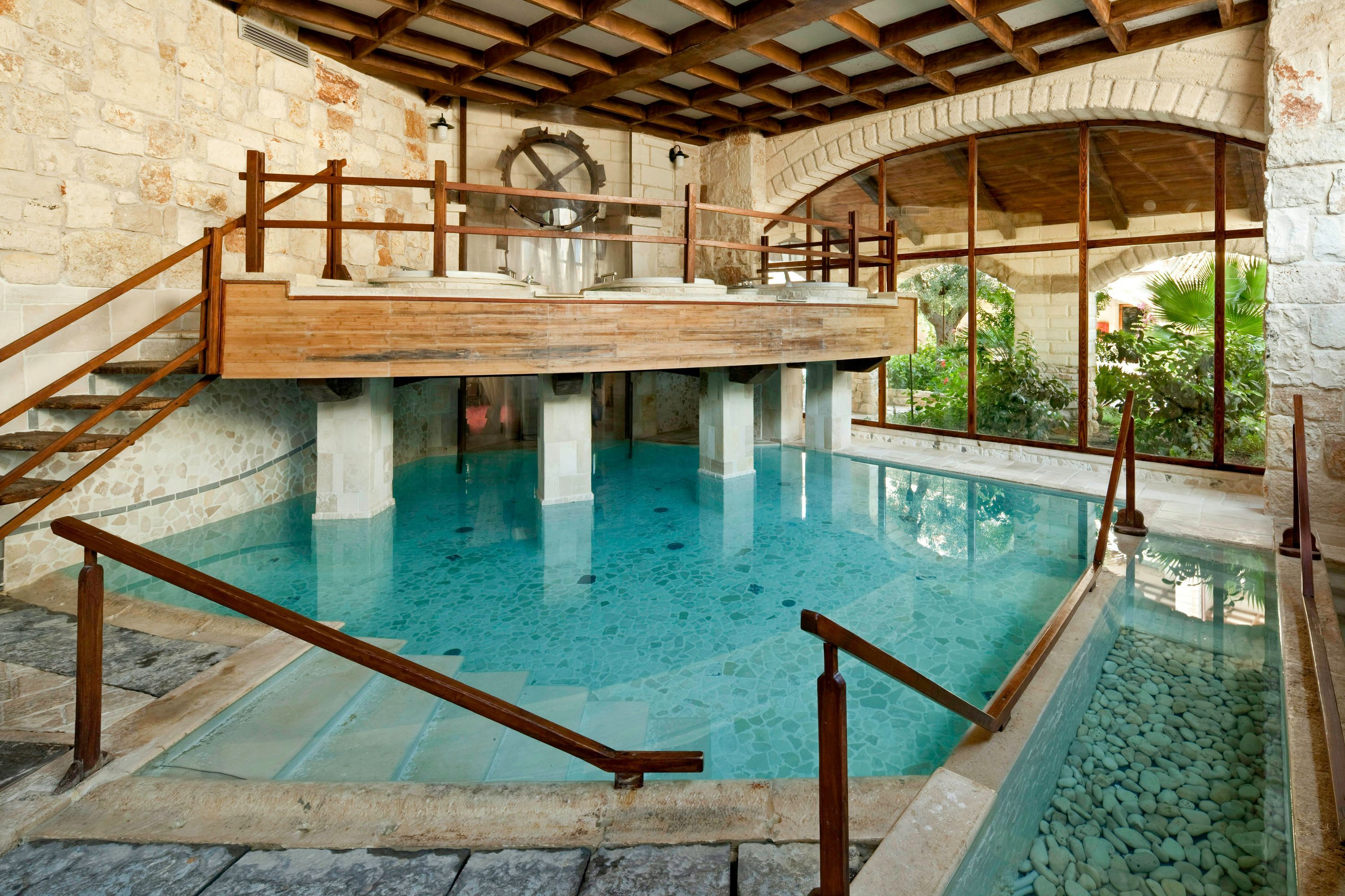 حوض السباحة