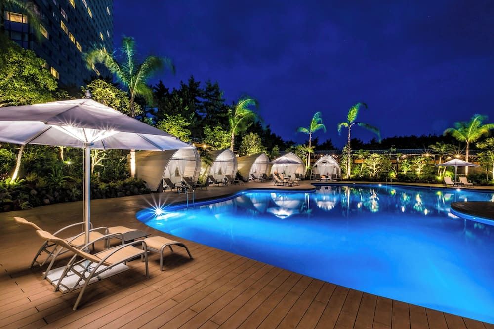 حوض السباحة