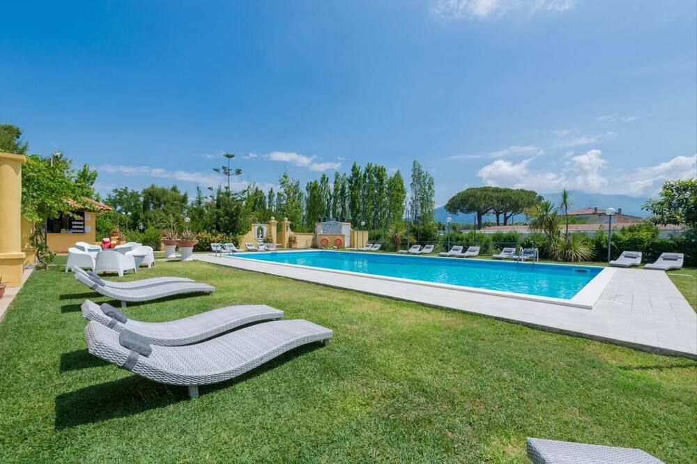 حوض السباحة