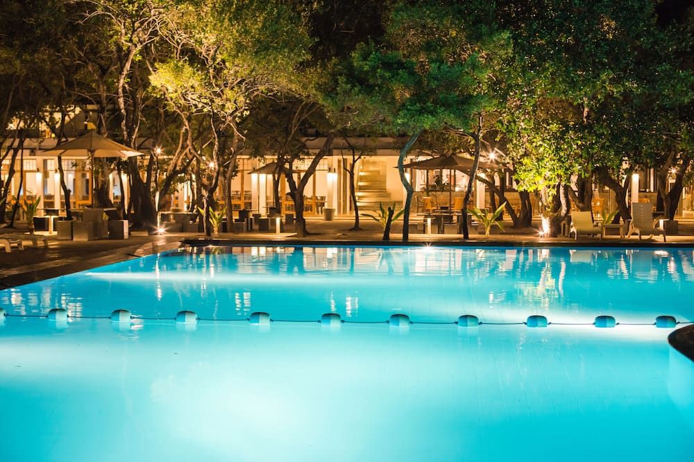 حوض السباحة