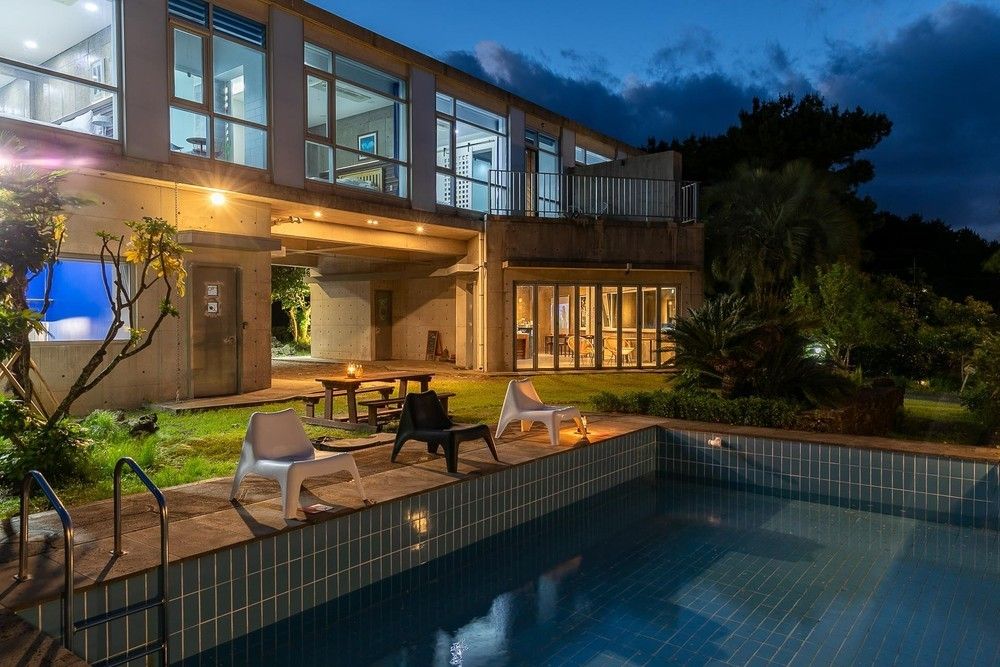 حوض السباحة