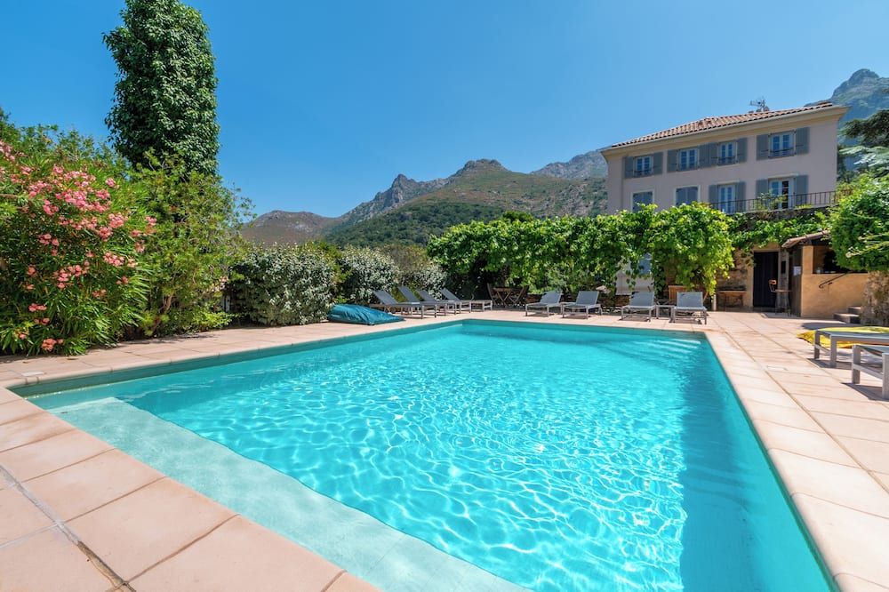 حوض السباحة