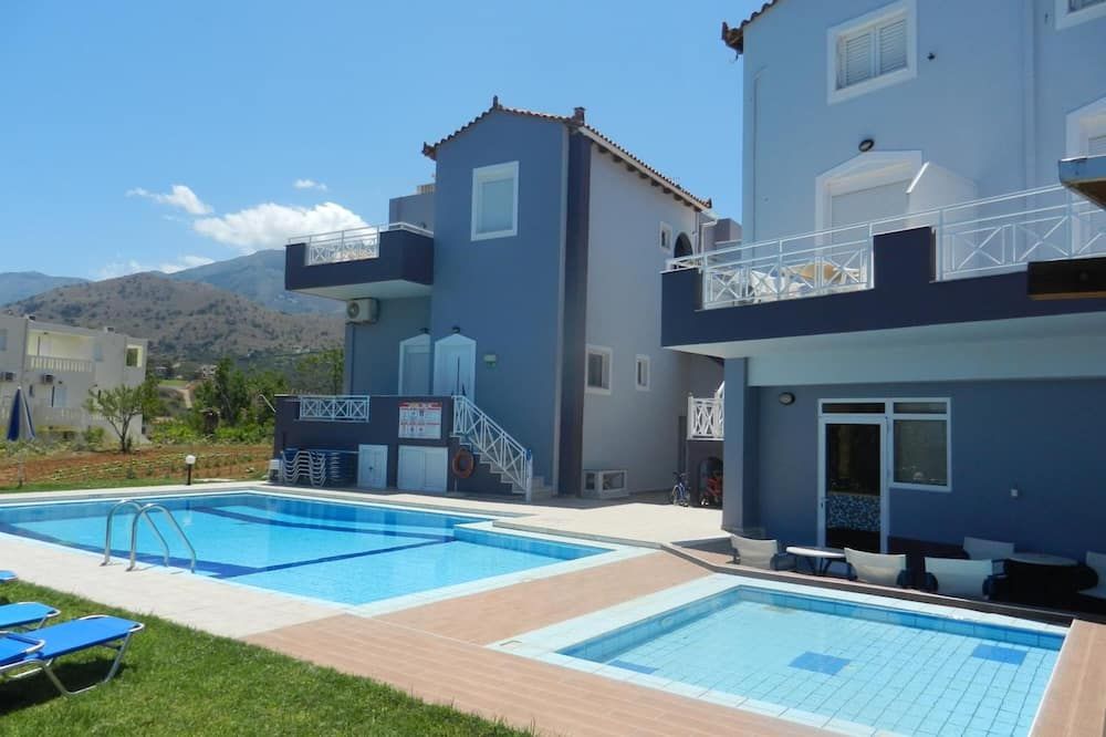 حوض السباحة