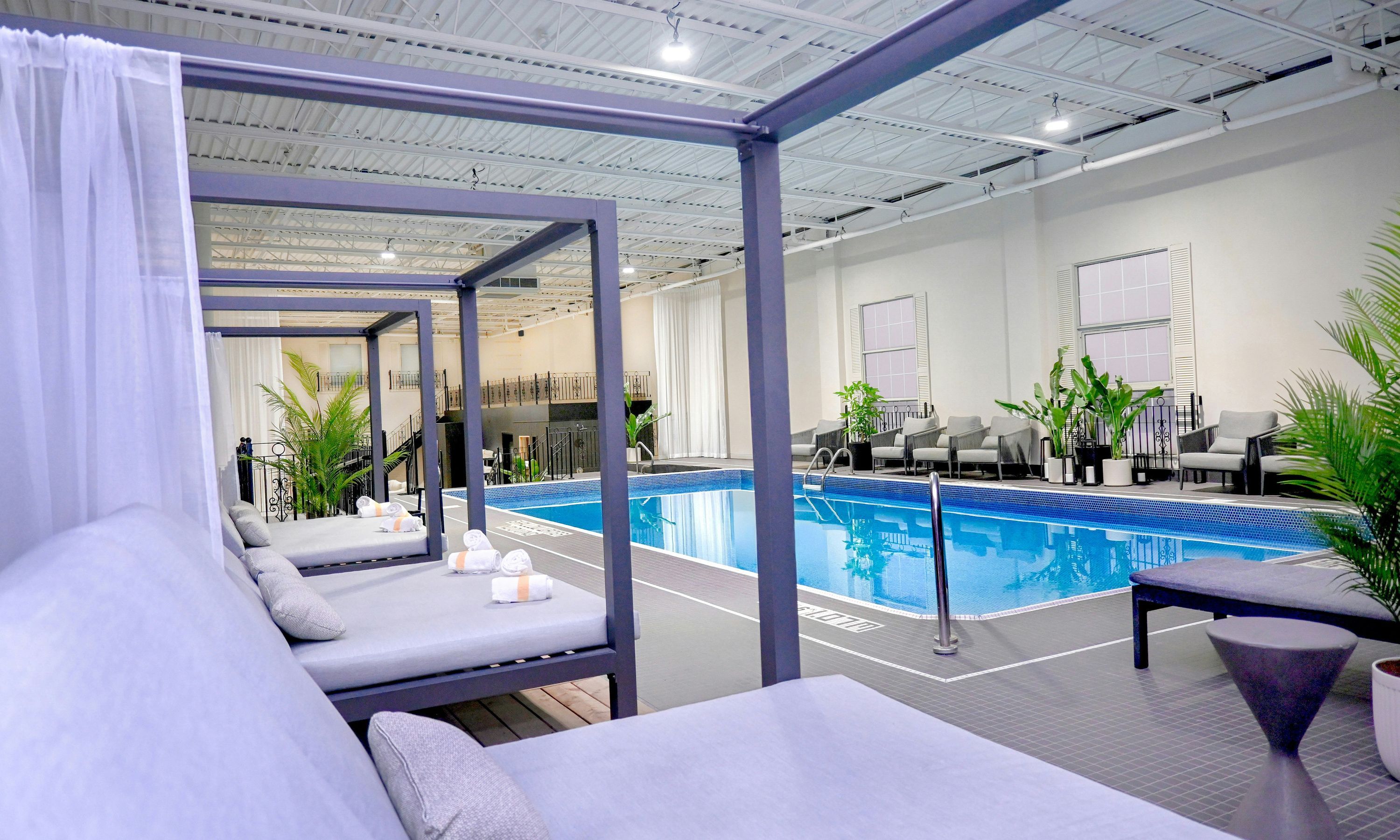 حوض السباحة