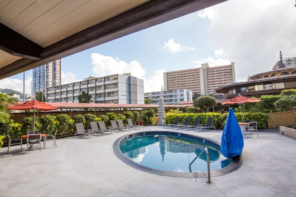 حوض السباحة