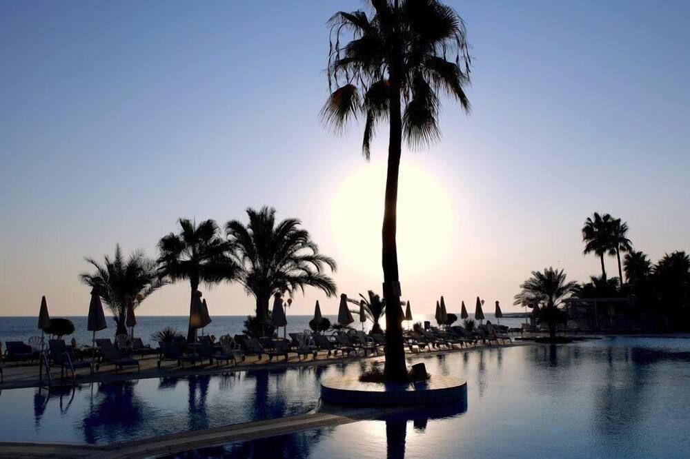 حوض السباحة