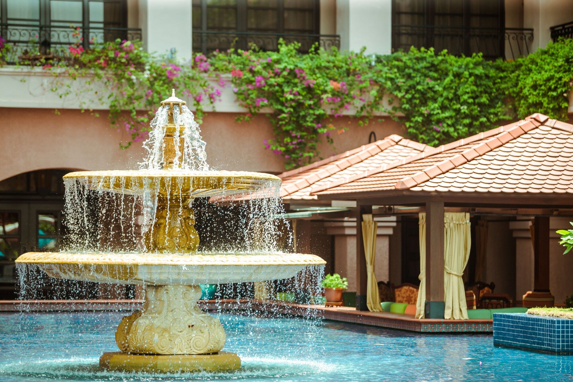 حوض السباحة