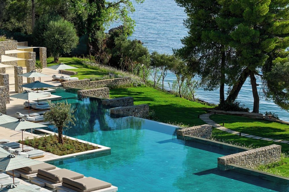 حوض السباحة