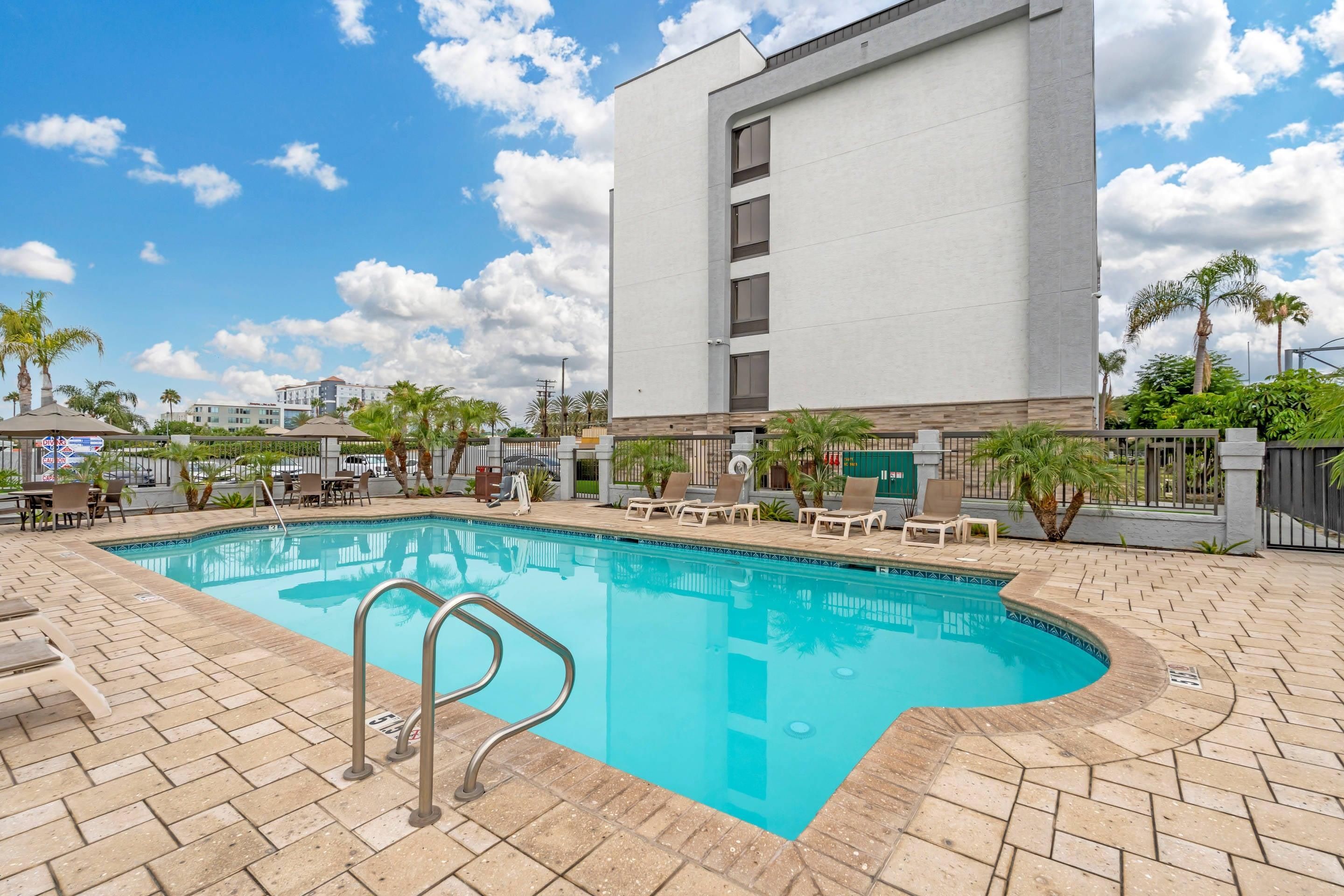 حوض السباحة