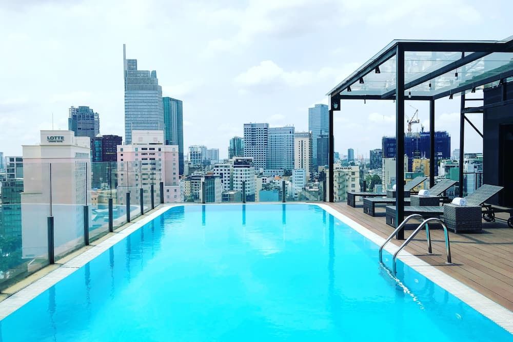 حوض السباحة