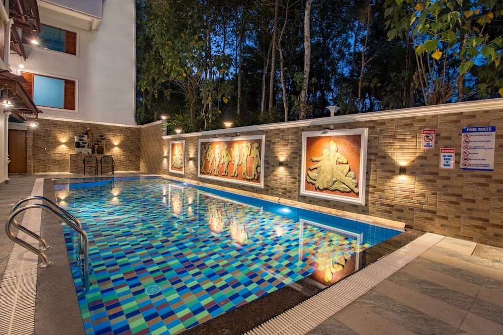 حوض السباحة