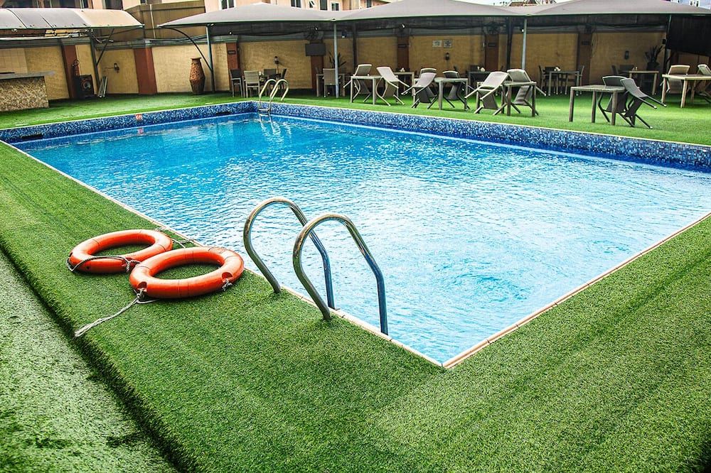 حوض السباحة