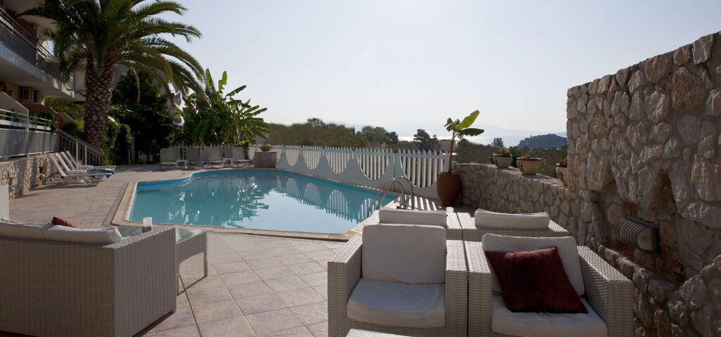 حوض السباحة