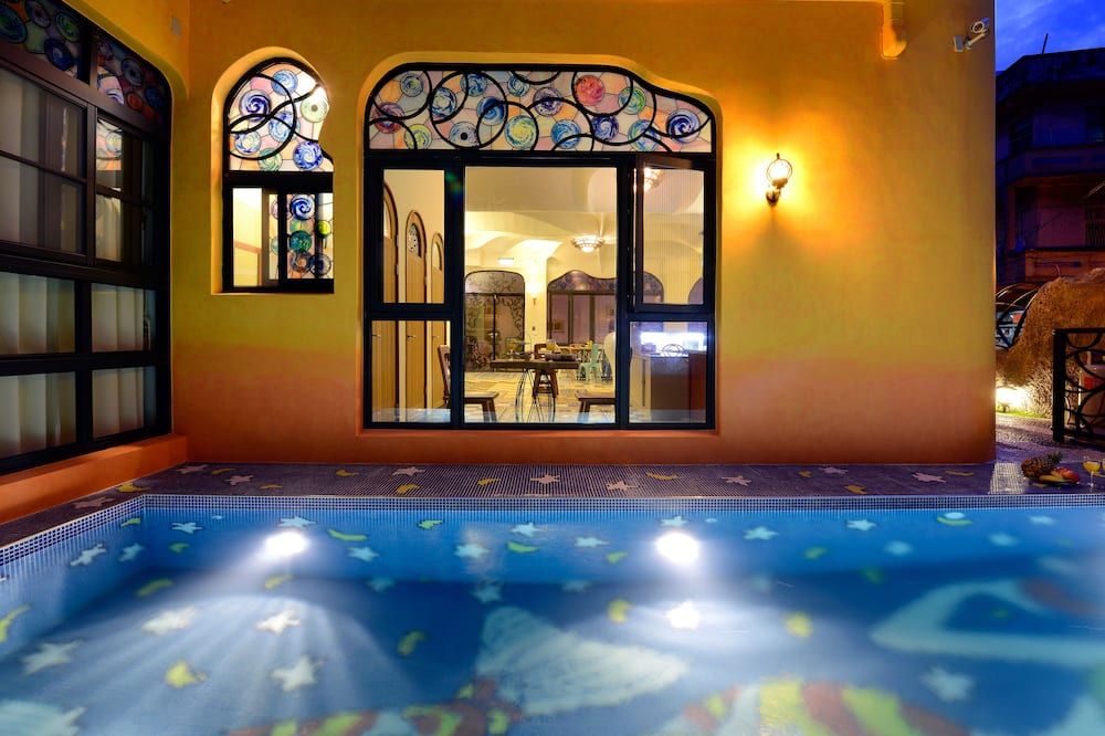 حوض السباحة