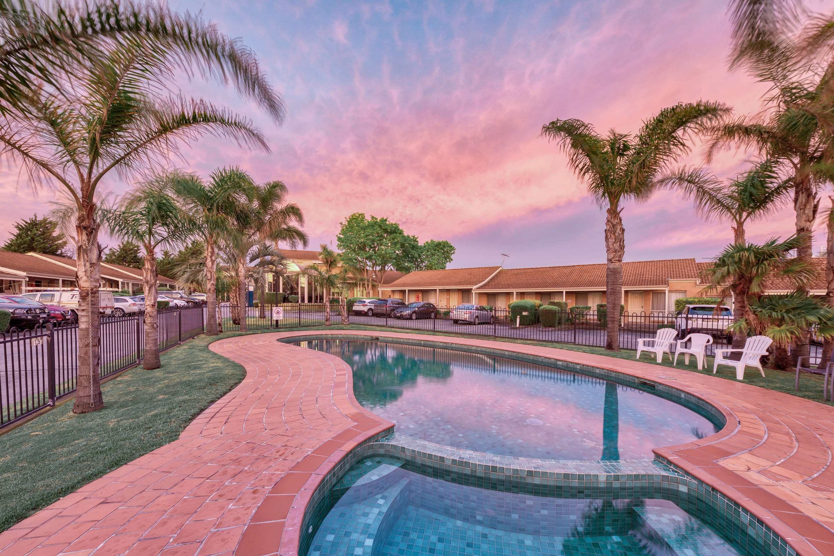 حوض السباحة