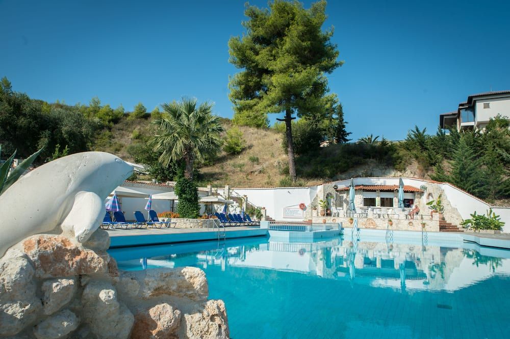 حوض السباحة