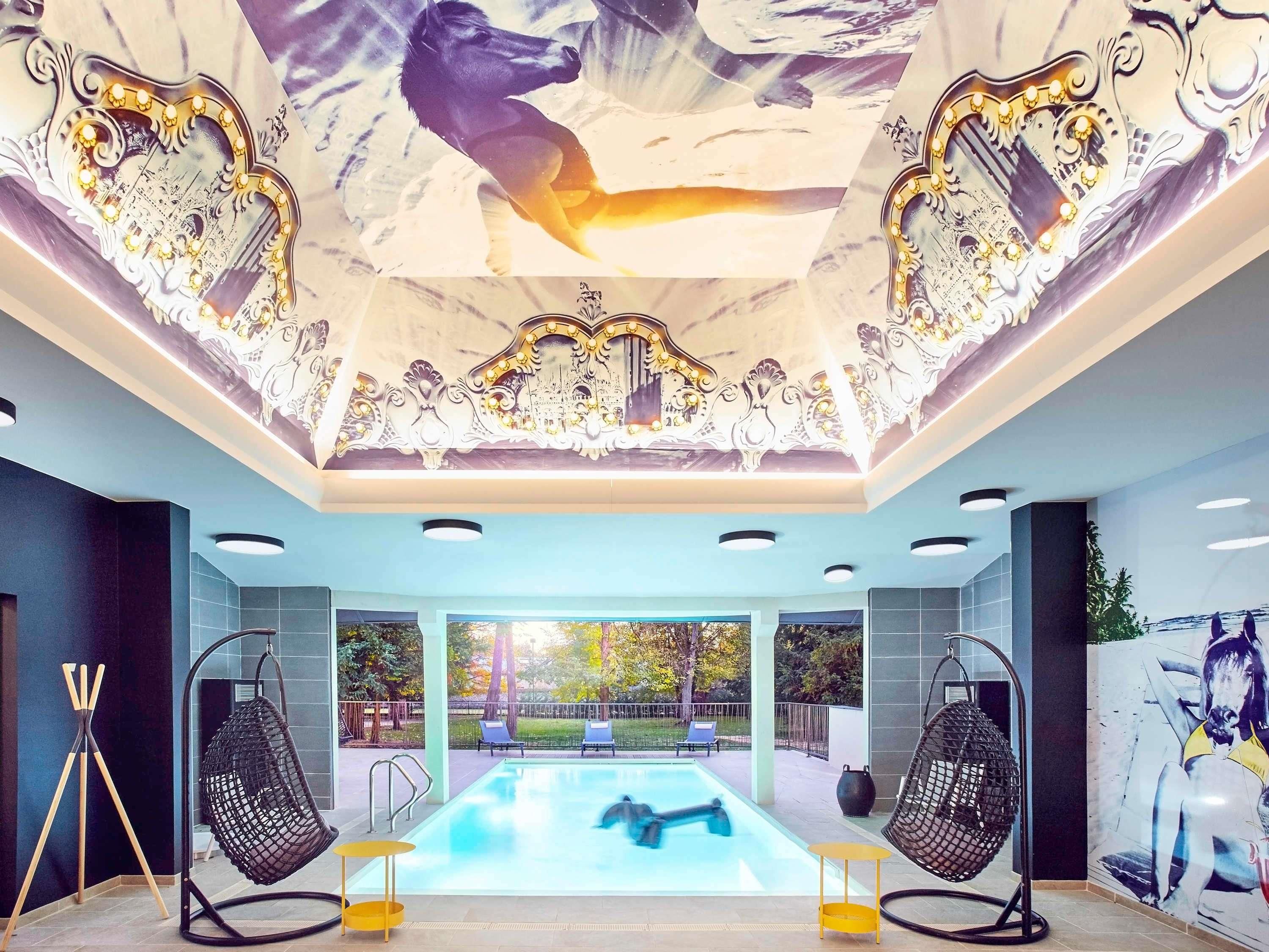 حوض السباحة