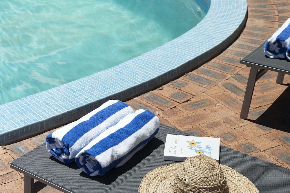 حوض السباحة