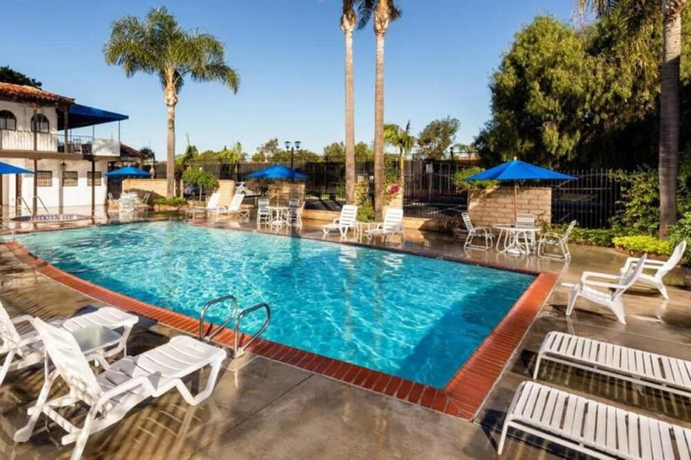 حوض السباحة