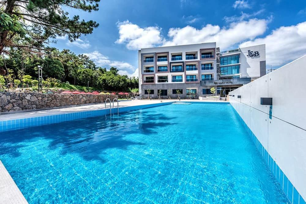 حوض السباحة