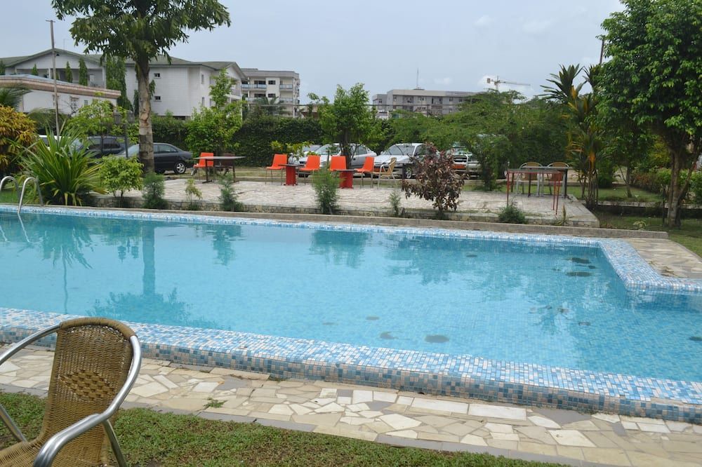 حوض السباحة