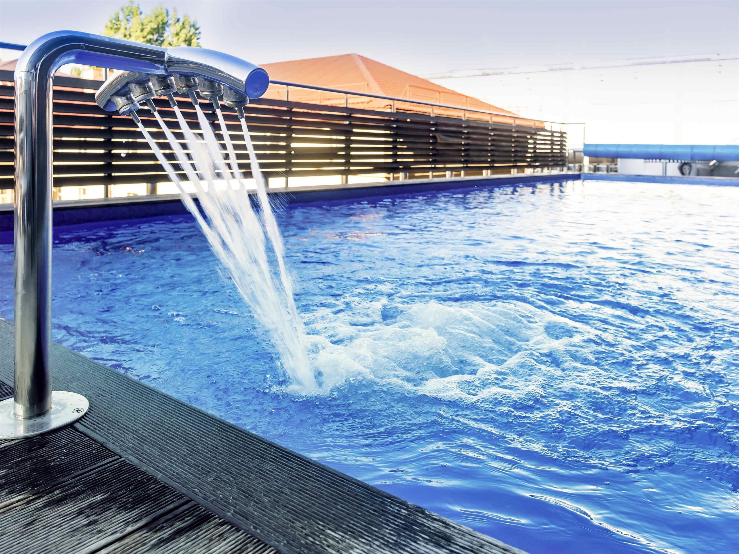 حوض السباحة