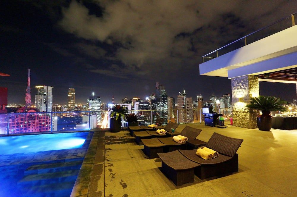 حوض السباحة