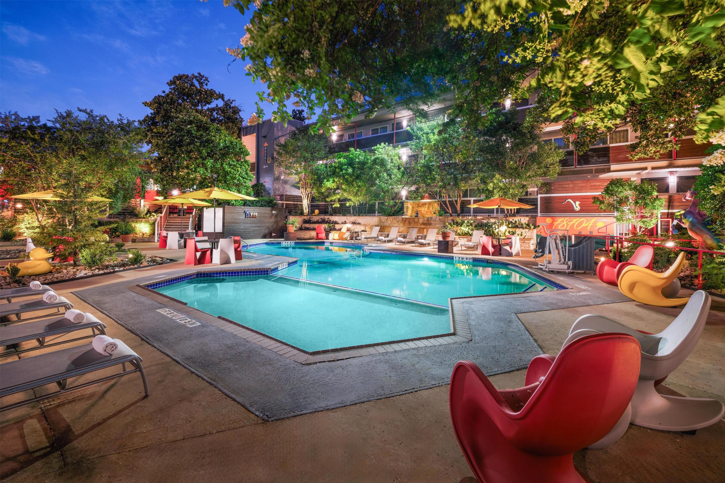 حوض السباحة