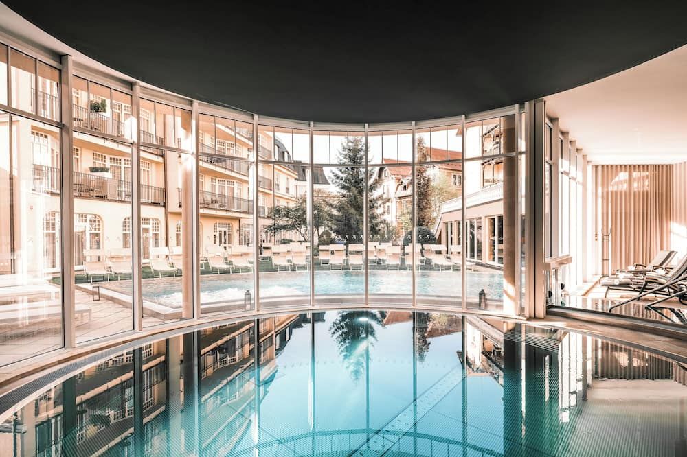 حوض السباحة