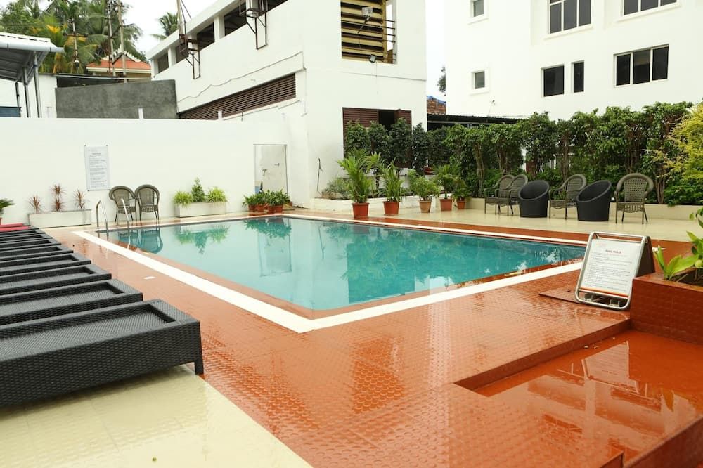 حوض السباحة