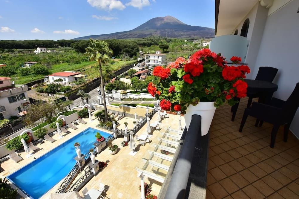 حوض السباحة