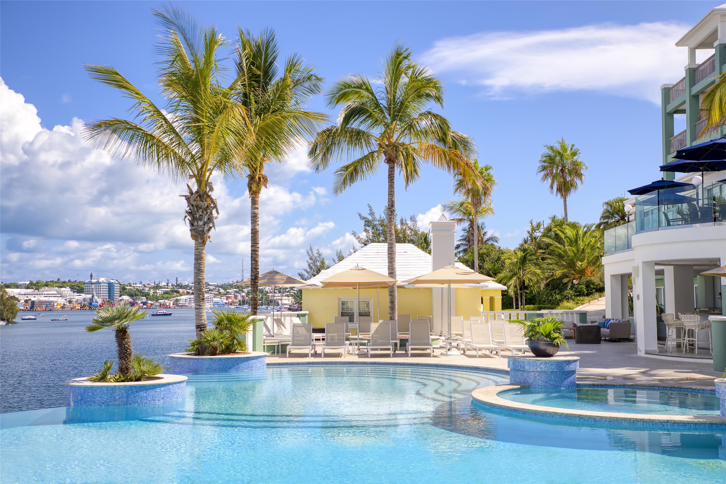 حوض السباحة