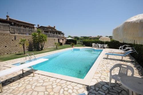 حوض السباحة