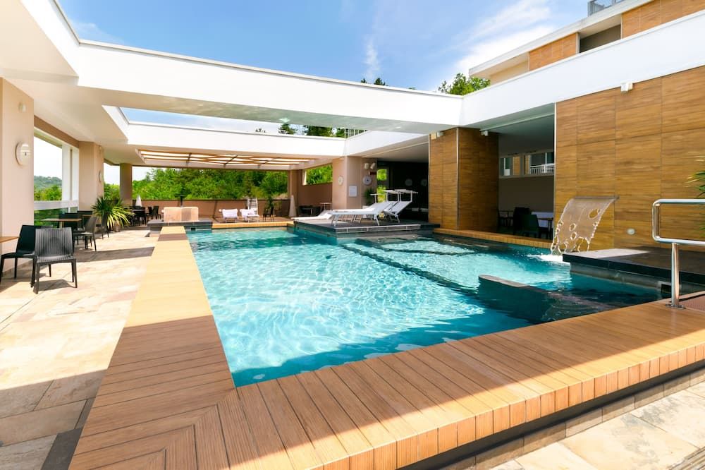 حوض السباحة