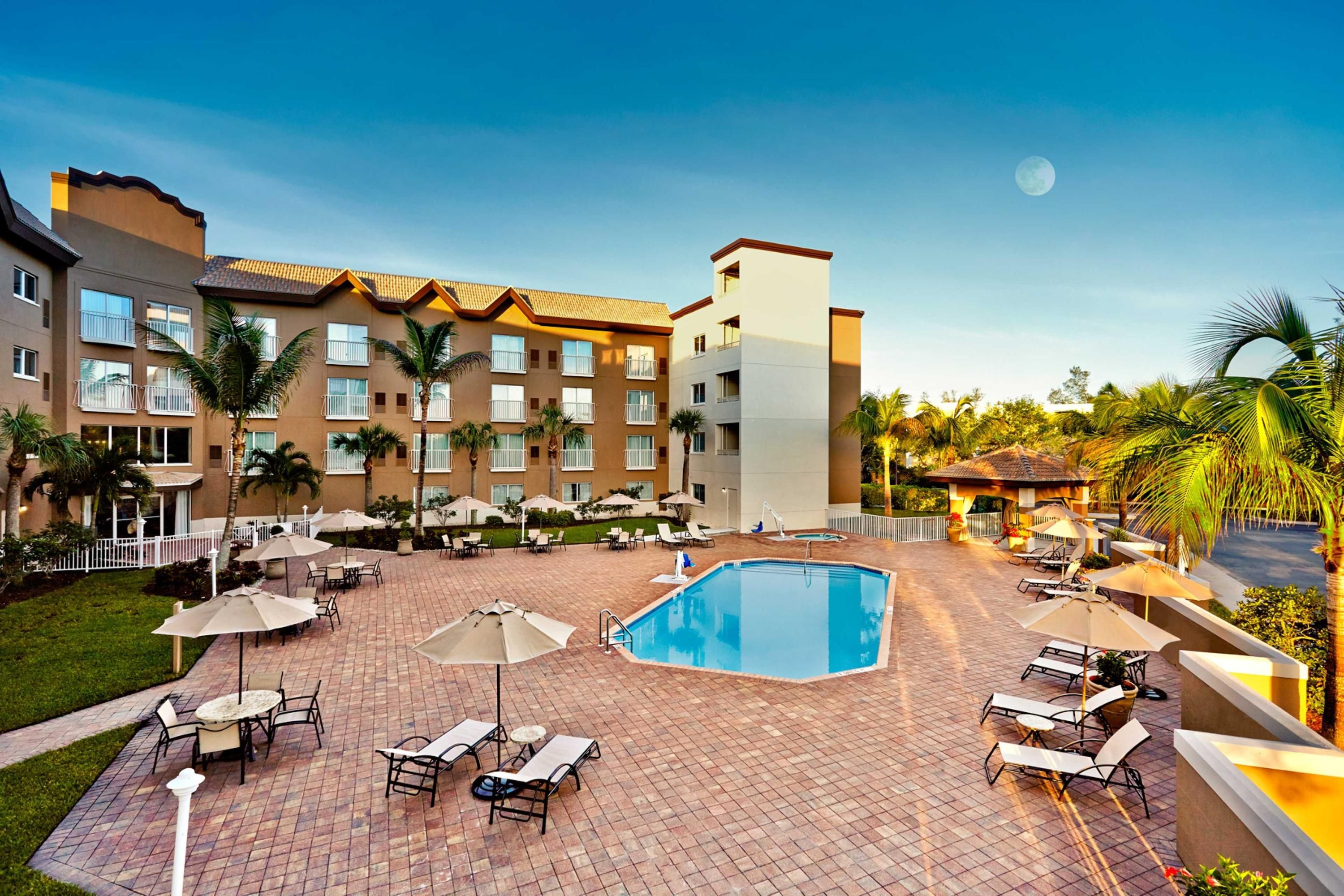 حوض السباحة