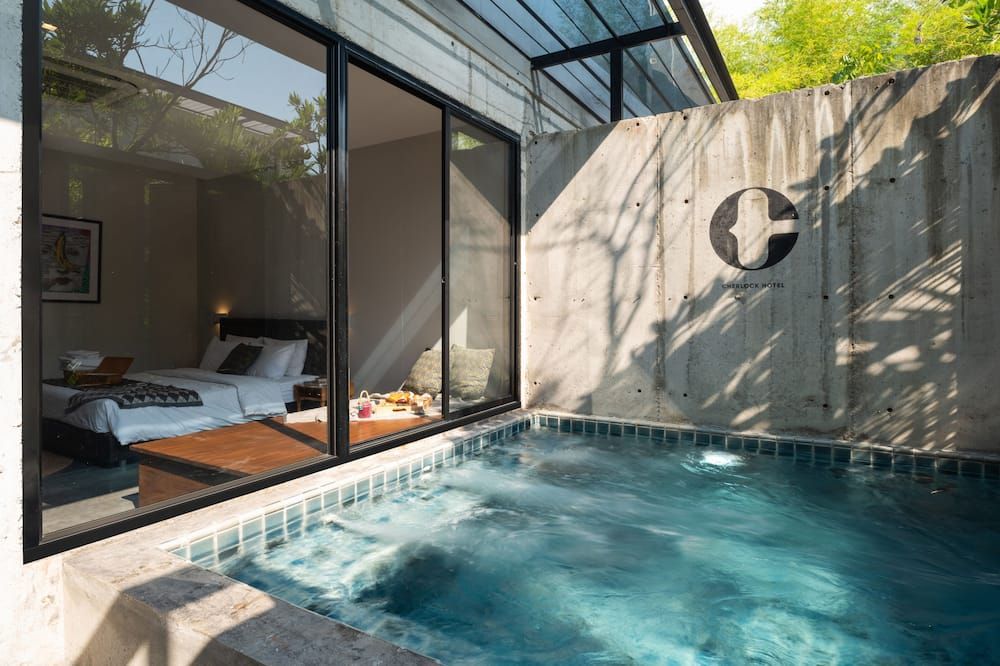 حوض السباحة