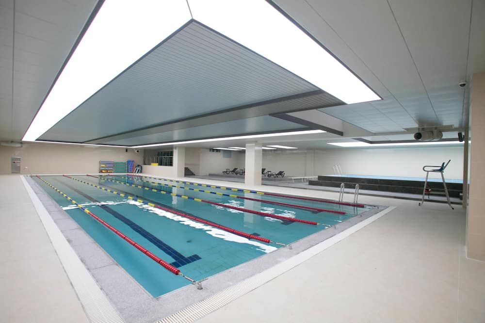 حوض السباحة