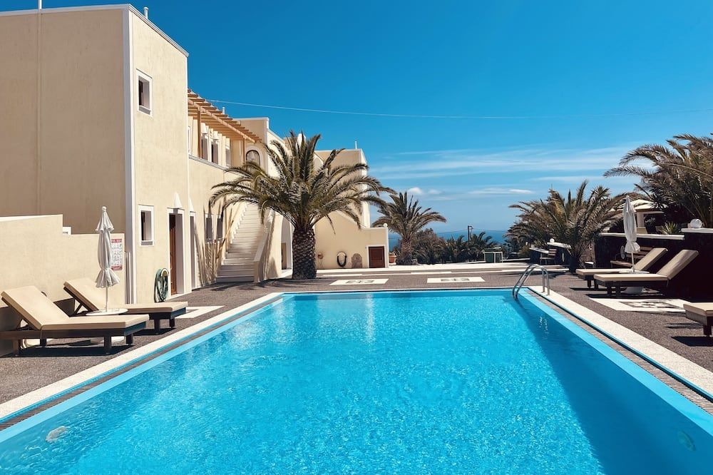 حوض السباحة