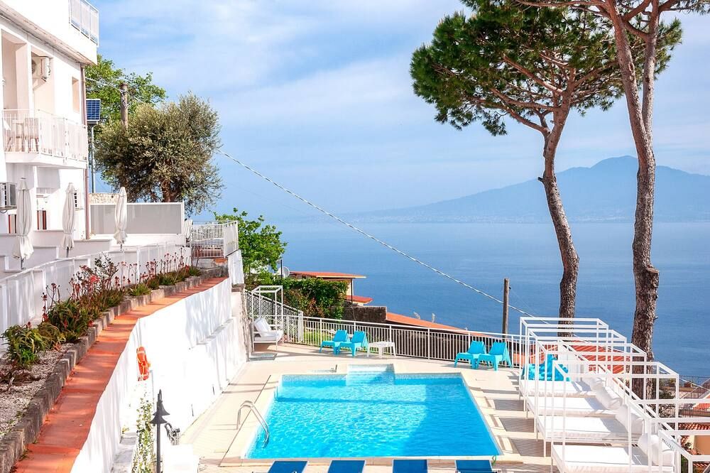 حوض السباحة صورة