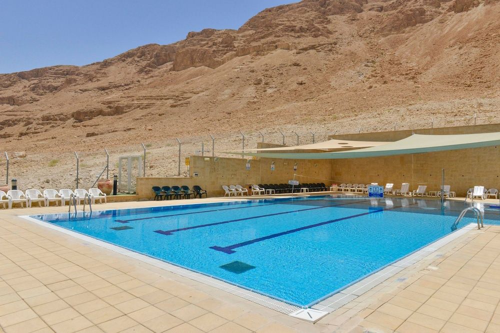 حوض السباحة