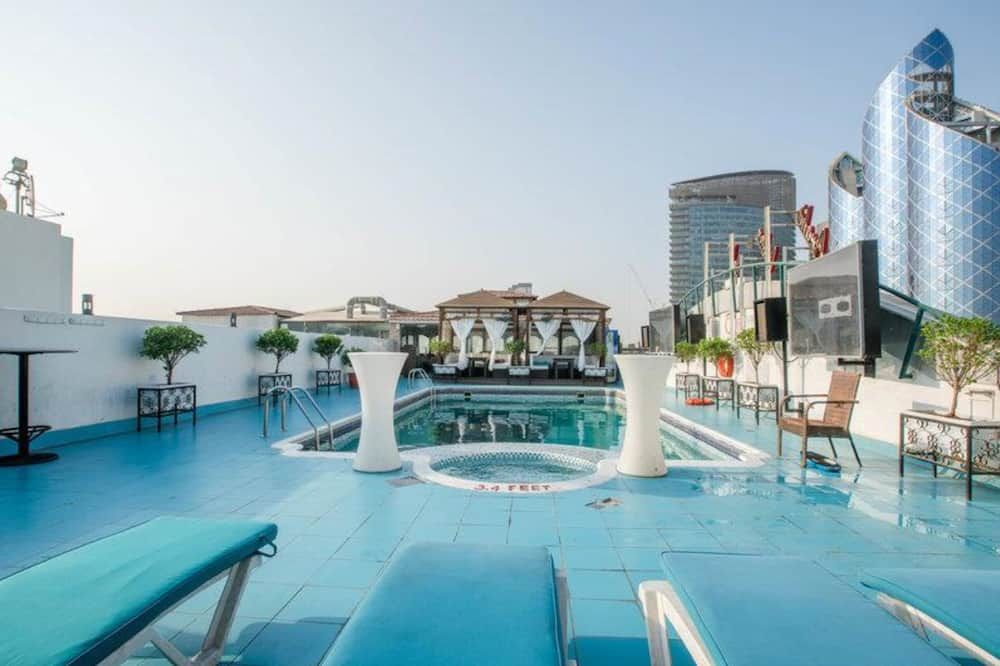 حوض السباحة