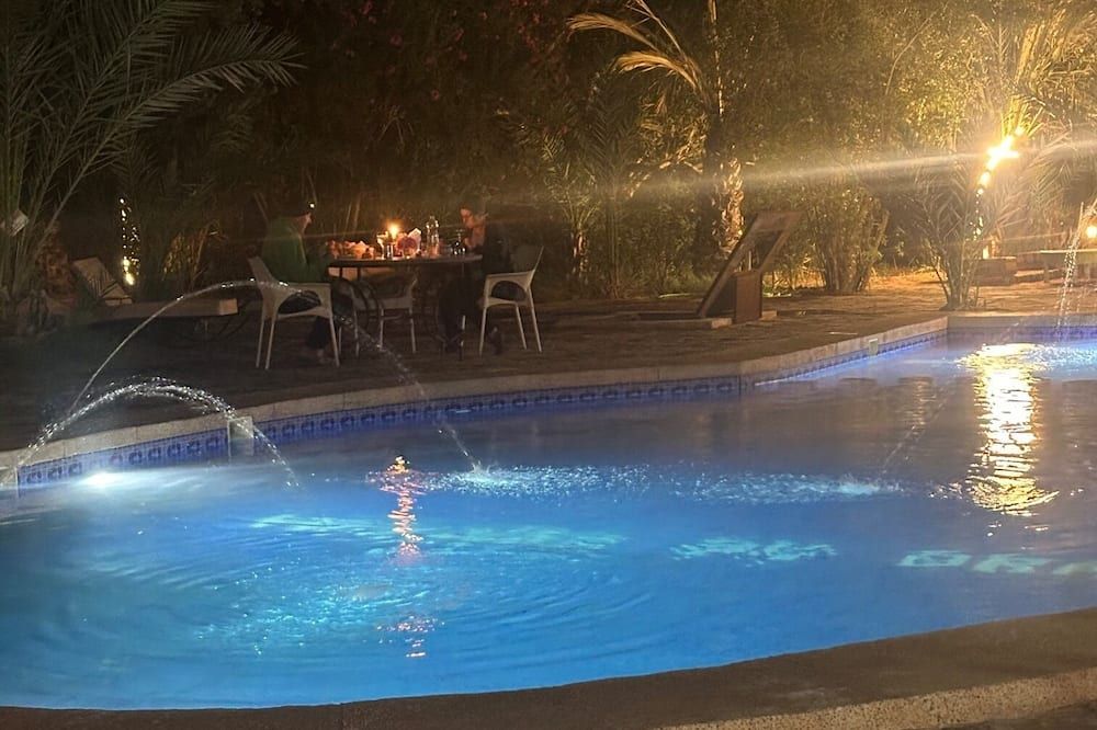 حوض السباحة