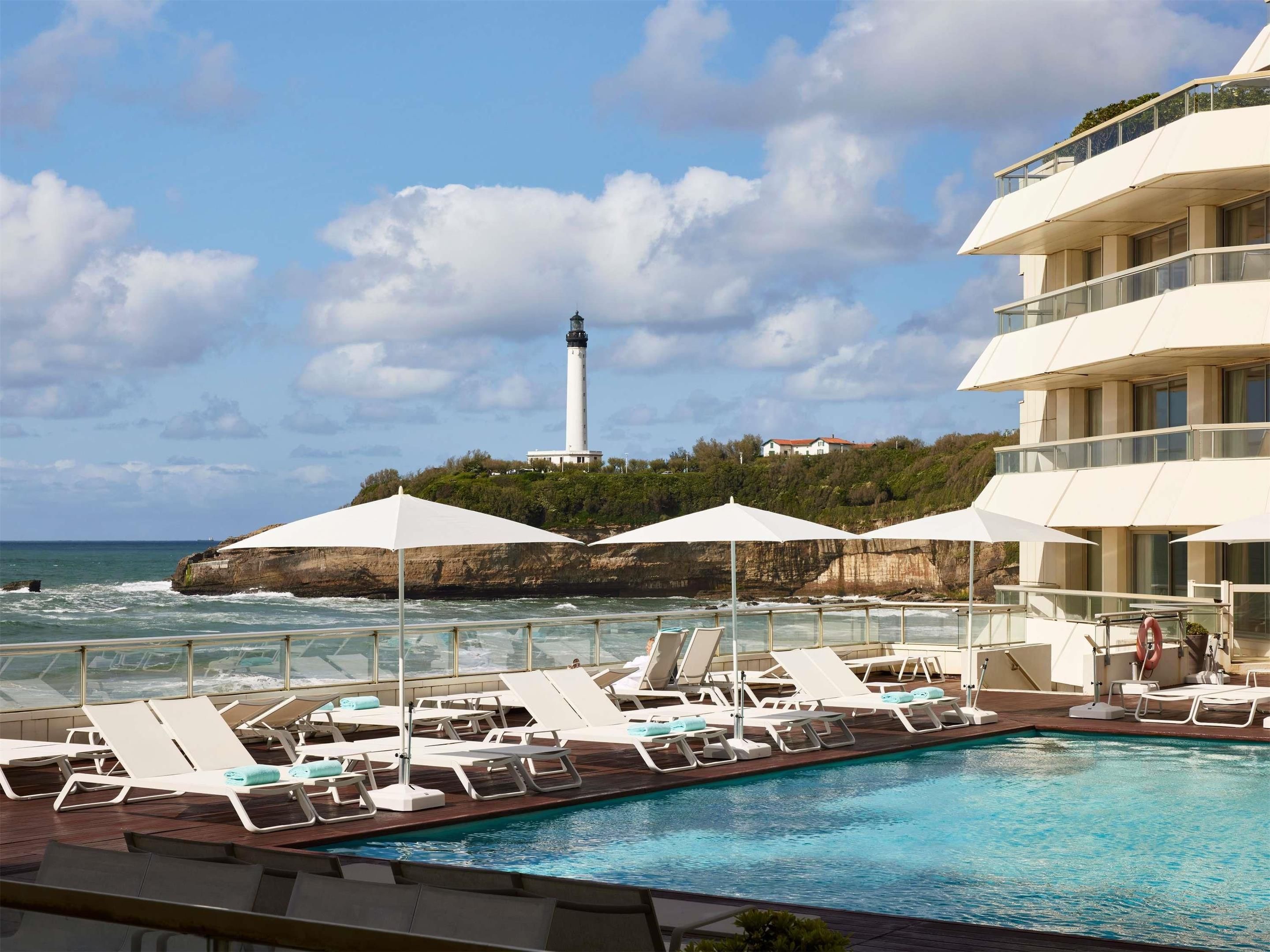 حوض السباحة