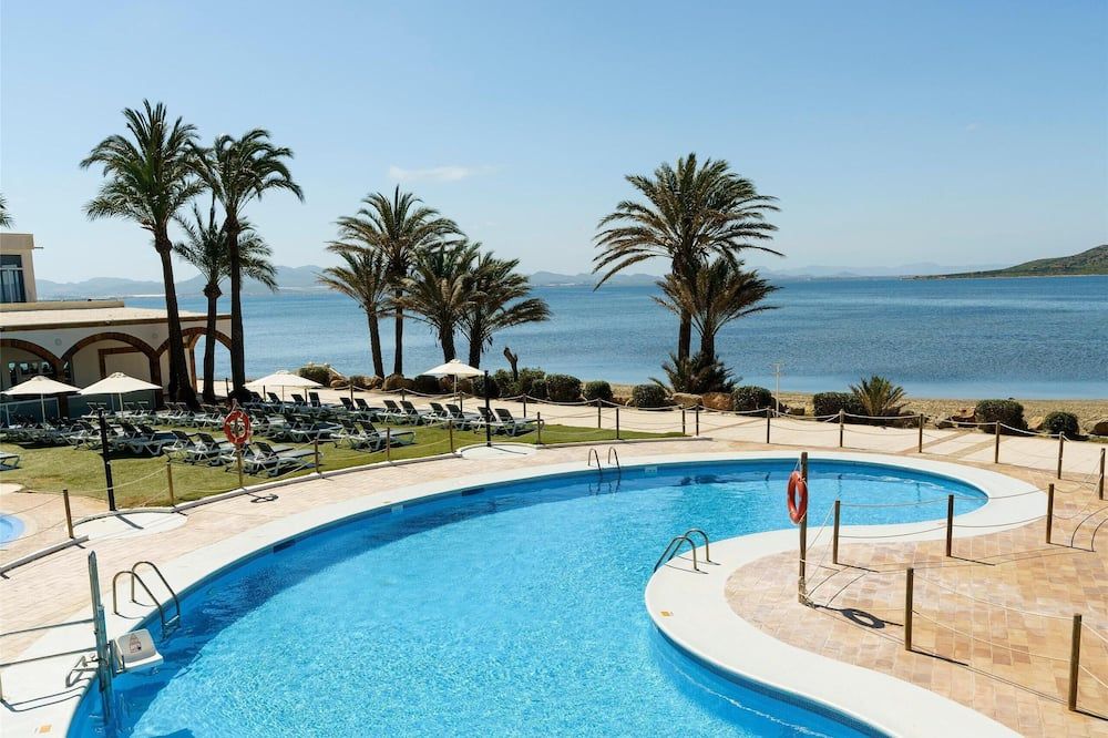 حوض السباحة