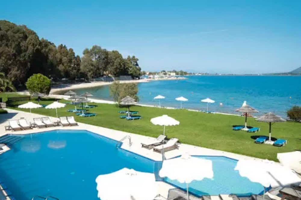 حوض السباحة