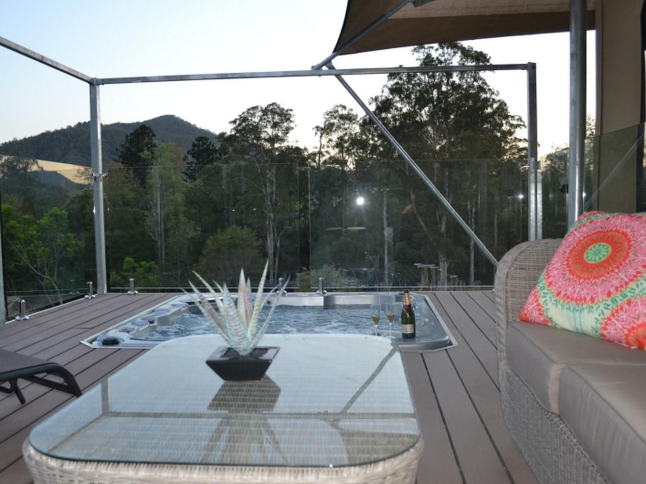 حوض السباحة