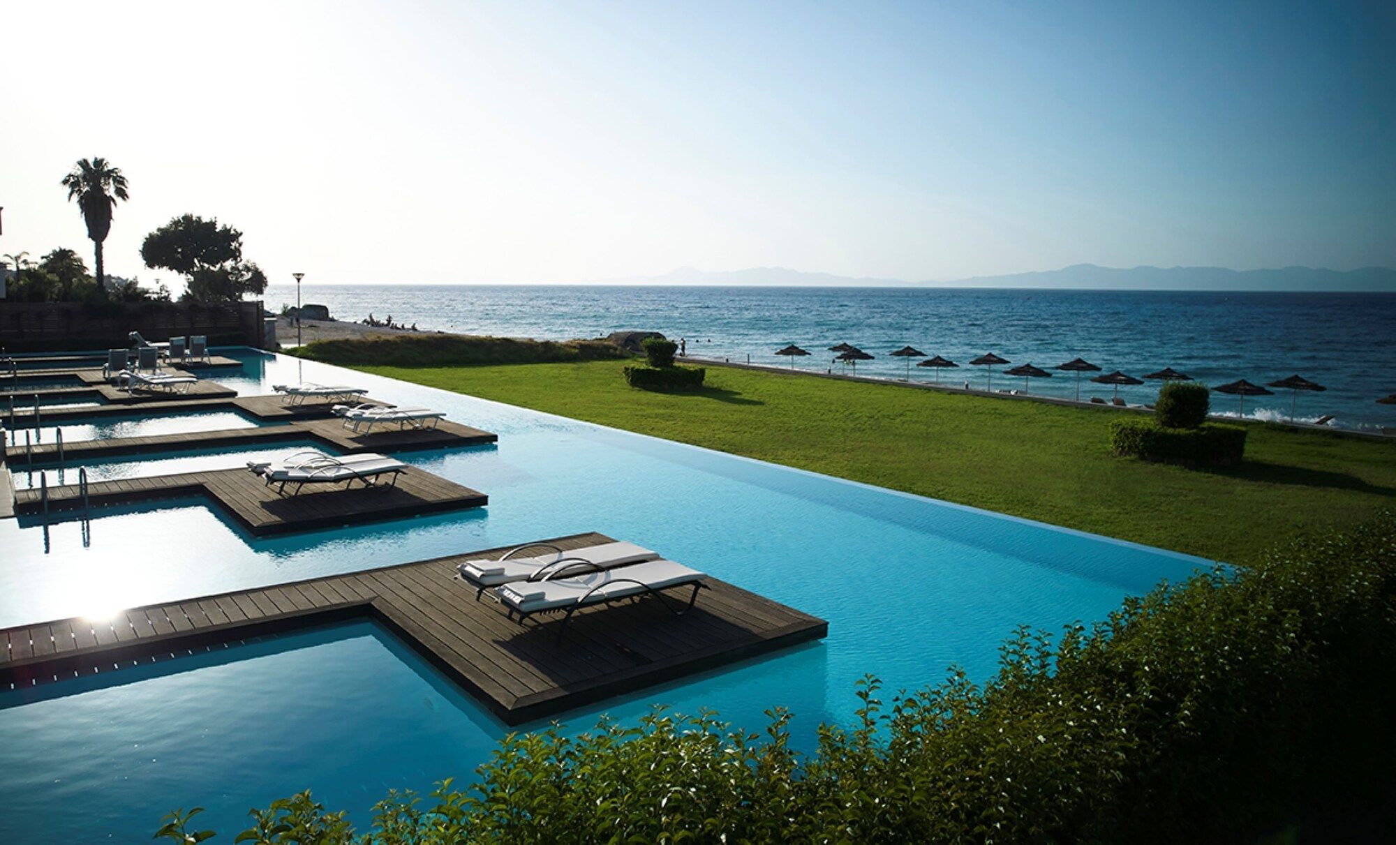 حوض السباحة