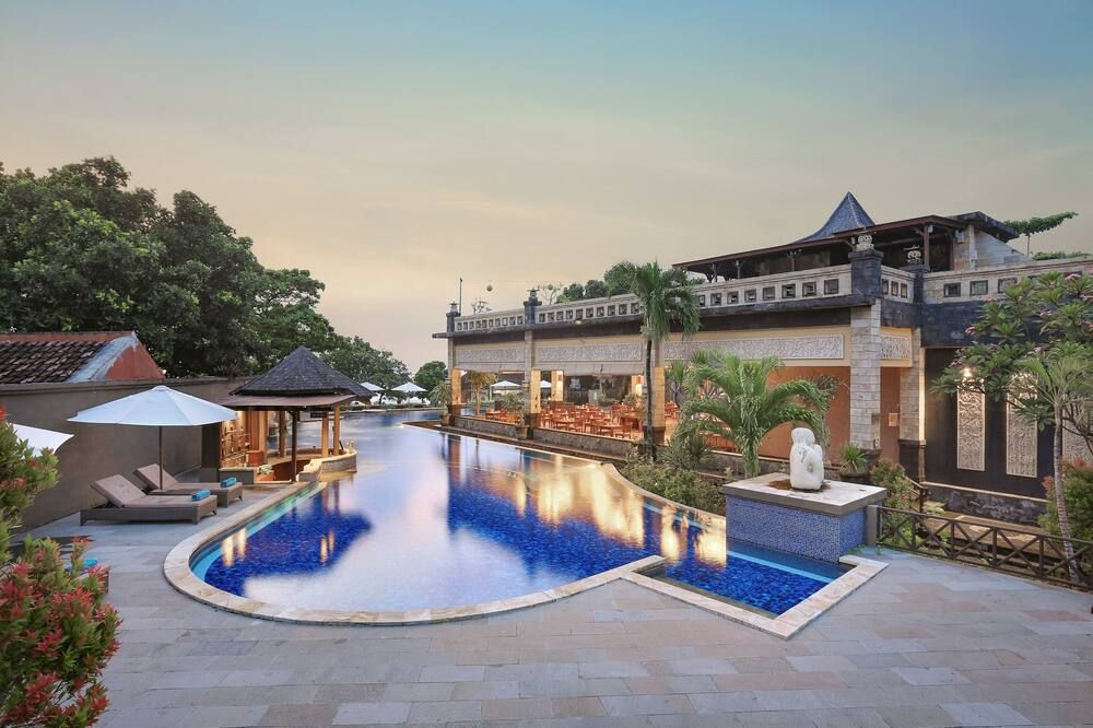 حوض السباحة