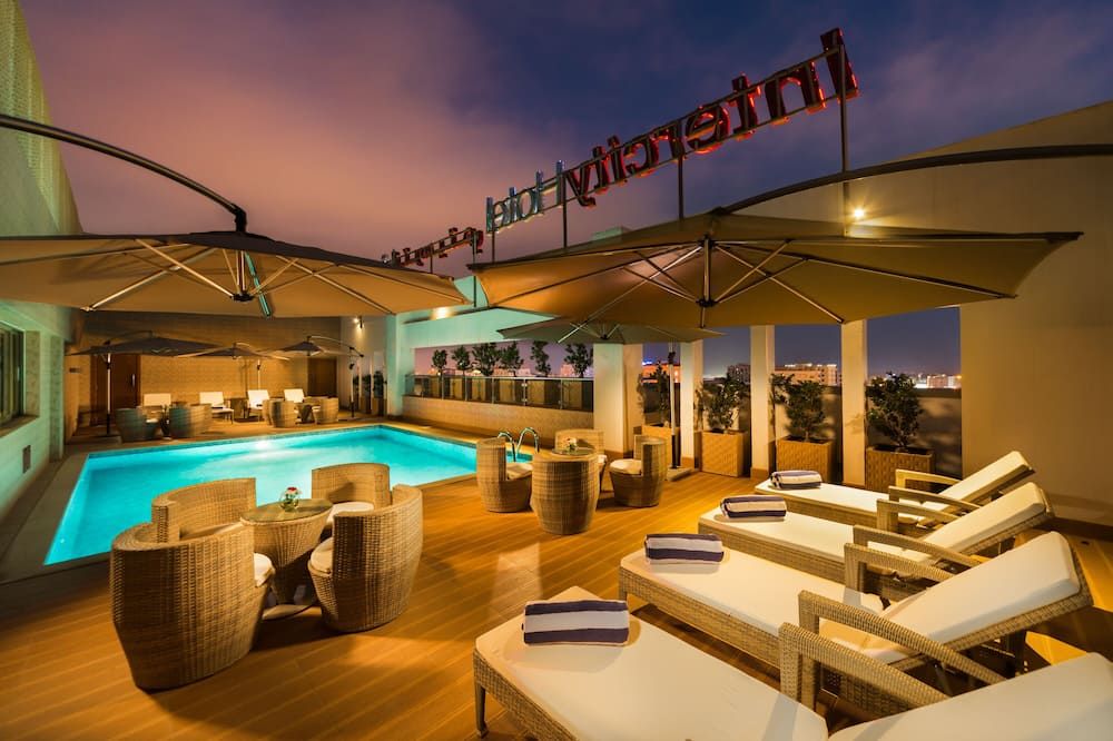حوض السباحة