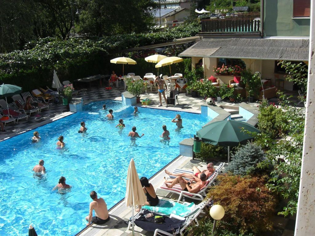 حوض السباحة